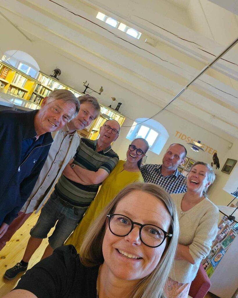 Gruppfoto på styrelsen för Glumslövs Byalag vid byalagets årsmöte på Glumslövs Bibliotek 